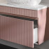 Szafka pod Umywalkę 60 cm ICONIC ROSE Zbliżenie na Detal Ryflowany Front z Wysuniętą Szufladą