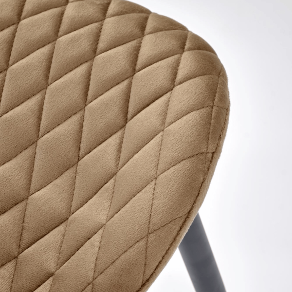 Tapicerowane Krzesło Beżowe Velvet Pikowane z Rączką do Salonu Loft Cappuccino Brąz K569 Halmar