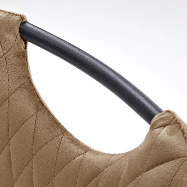 Tapicerowane Krzesło Beżowe Velvet Pikowane z Rączką do Salonu Loft Cappuccino Brąz K569 Halmar