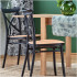 Stół 80-160x80cm GRACJAN Dąb Craft Aranżacja Zbliżenie na Krzesło i Rozłożony Stół za nim w Salonie